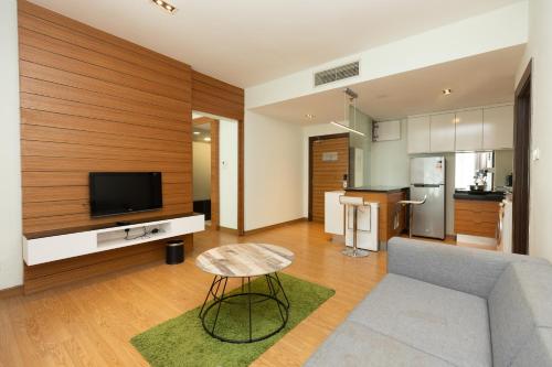 吉隆坡Dua Sentral by Cobnb的带沙发和电视的客厅