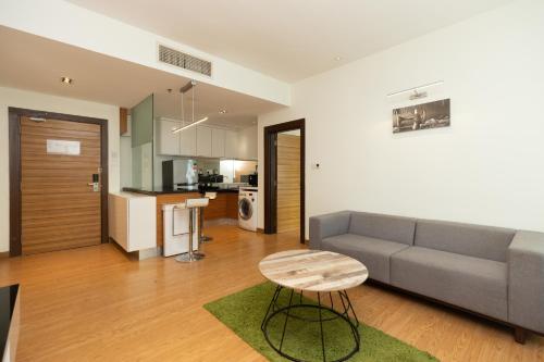 吉隆坡Dua Sentral by Cobnb的带沙发和凳子的客厅以及厨房。