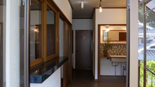 萩市women only ulala guesthouse - Vacation STAY 44819v的走廊上设有水槽和镜子