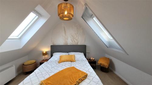 吕根岛上的维克Sonneninsel & Ankerplatz Wiek的阁楼卧室设有1张床和2扇窗户