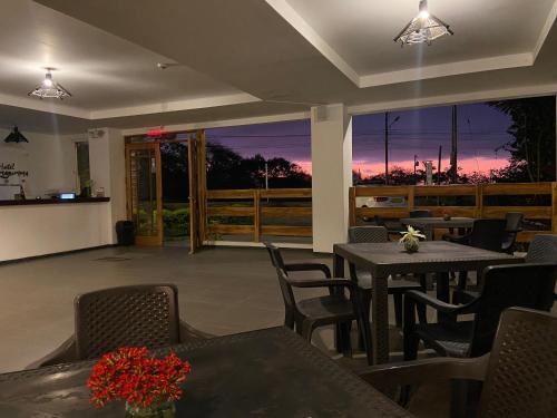 蒙塔尼塔Hotel Ummagumma的一个带桌椅的庭院,享有日落美景。