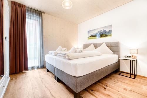 布兰德Familienferienwohnung Zentral by A-Appartments的一间卧室设有一张大床和一个大窗户