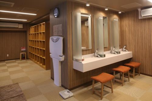 神户神户港湾塔酒店的浴室设有2个水槽和2面镜子