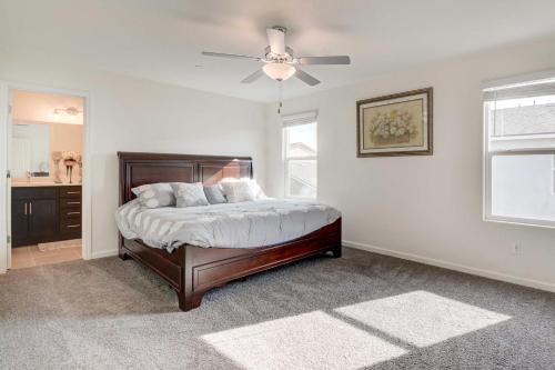 默塞德Spacious Merced Vacation Rental!的一间卧室配有一张床和吊扇