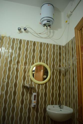 加雅Hotel Shakuntla Palace的一间带镜子和水槽的浴室