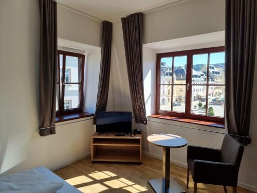 施内贝格Pension Rio的客房设有1张床、1台电视和2个窗户。