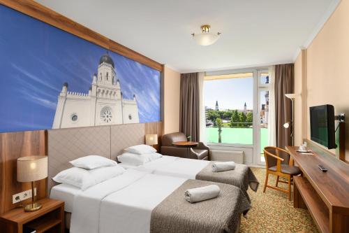 凯奇凯梅特Aranyhomok Business-City-Wellness Hotel的一间酒店客房,设有两张床和电视