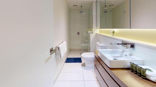 墨尔本Luxe Living的一间带水槽、卫生间和镜子的浴室