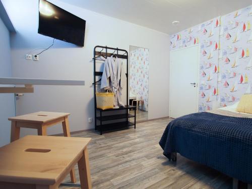 萨翁林纳Savonlinna Rentals的一间卧室配有一张床,墙上配有电视