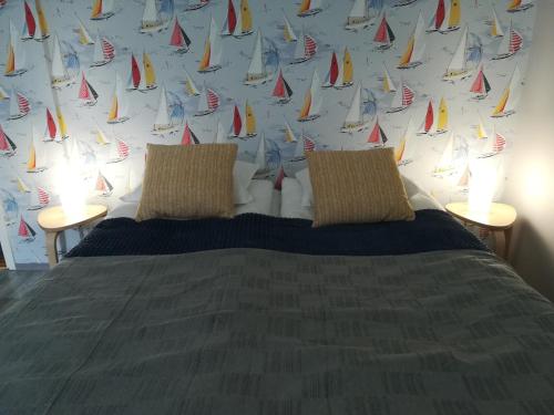 萨翁林纳Savonlinna Rentals的一间卧室,配有一张带帆船壁床