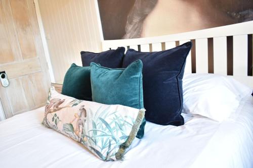 斯托昂泽沃尔德Davenford Cotswold Gardens的一张带蓝色和白色枕头的床
