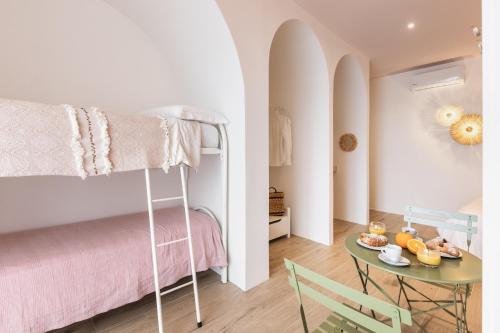 阿沃拉ANNA'S DREAM BED & BREAKFAST的一间卧室配有一张双层床和一张桌子