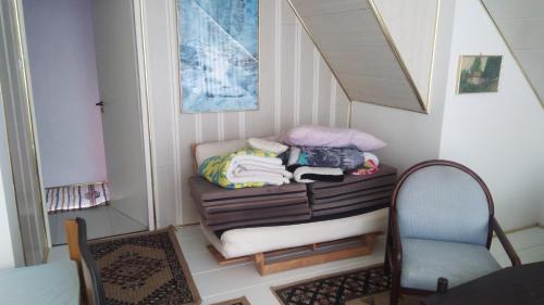 塞格德SUBASA GREEN GARDEN的一间房间,配有椅子和一张带衣服的长凳