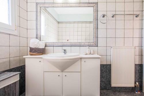 米尼亚Villa Alba Minies的白色的浴室设有水槽和镜子