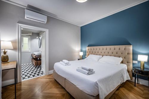 佛罗伦萨Hs4U Ricasoli Luxury apartment near Duomo N. 3的一间卧室配有一张大床和毛巾