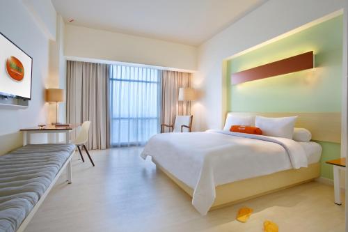 贝克西哈里斯会议酒店（HARRIS Hotel & Conventions Bekasi）客房内的一张或多张床位