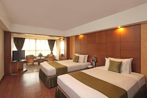 浦那极光塔酒店的酒店客房设有两张床和电视。
