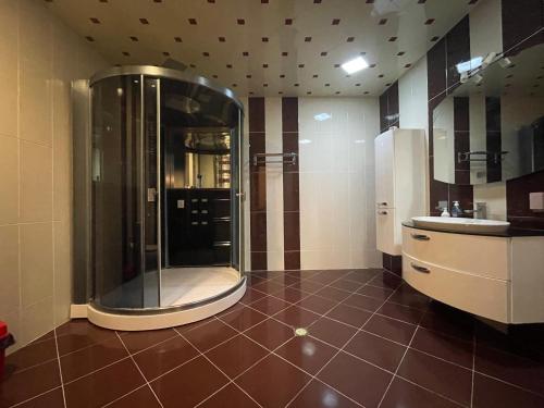 巴库Park Azure Residence的带淋浴和盥洗盆的大浴室