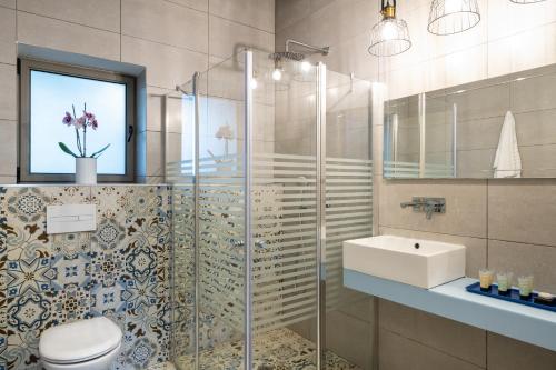 基内雷特奥阿洛庄园酒店的带淋浴、卫生间和盥洗盆的浴室