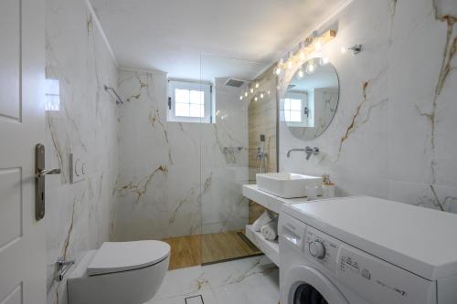 普拉坦斯Platanias Villa Spyros的白色的浴室设有卫生间和水槽。