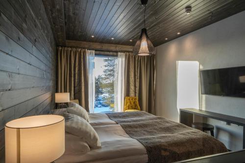 普哈圣山Ski-Inn Kultakero的一间卧室设有一张大床和一个窗户。