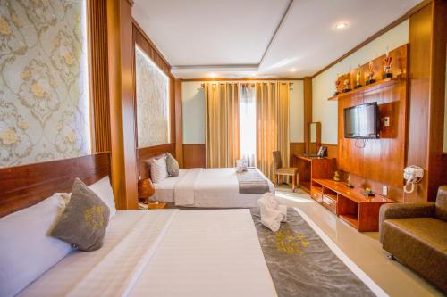 保禄连多星酒店的酒店客房设有两张床和电视。