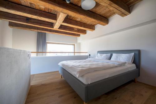 罗曼斯霍恩Ferien im Kornhaus am Bodensee 2的一间卧室设有一张木天花板床。
