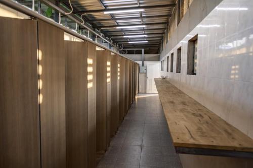Ban Noiบ้านติดดิน รีสอร์ท เชียงคาน的大楼内带木凳的走廊