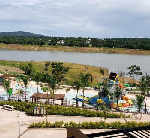 卡达斯诺瓦斯Praias do Lago Eco Resort的享有带水滑梯的水上公园的景致