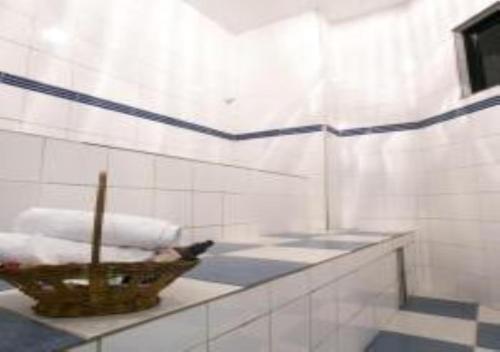 LeopoldinaHotel Minas Tower的浴室在柜台上备有一篮毛巾