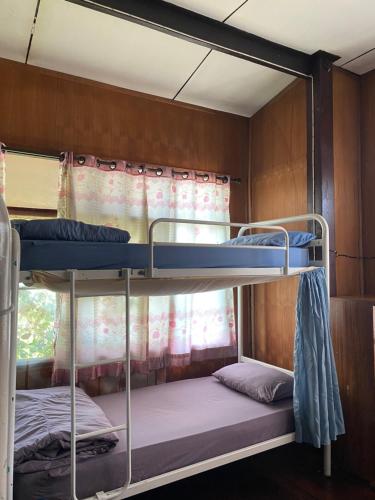 拜县topp stay hostel的带窗户的客房内的两张双层床
