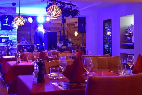 卡佩尔-格拉芬豪森Black Forest Hotel Kappel-Grafenhausen的配有桌椅和酒杯的餐厅
