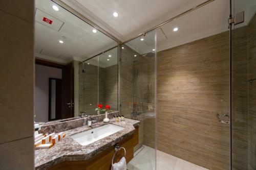 多哈Retaj Baywalk Residence的一间带水槽和淋浴的浴室