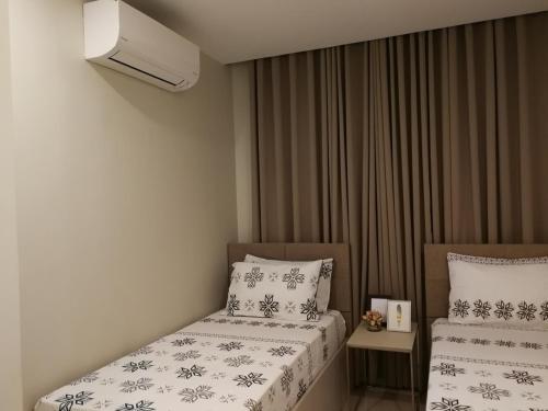 马尼拉Adria Residences - Sapphire Garden - 2 Bedroom for 4 person的一间小卧室,配有两张床和暖气