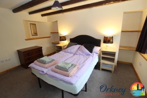 奥克尼89 Victoria Street, Kirkwall, Orkney - OR00066F的一间卧室配有一张床,上面有两条毛巾
