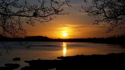 奥尔德堡River View的日落在湖上,阳光照耀