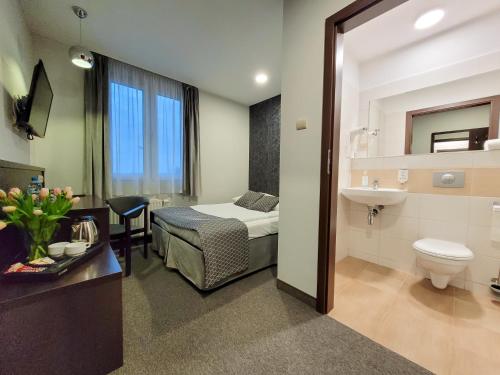 克拉科夫Hotel Fero Express POKOJE KLIMATYZOWANE AC的一间酒店客房 - 带一张床和一间浴室