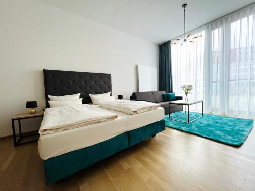 德累斯顿Panoramastudio mit Blick zur Frauenkirche的一间卧室配有一张蓝色地毯的大床