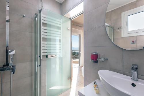 干尼亚Villa Panorama的带淋浴、盥洗盆和镜子的浴室