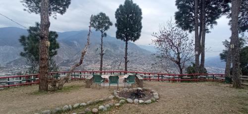 穆扎法拉巴德Eagle Nest Cottage Muzaffarabad by LMC的山顶上的桌椅