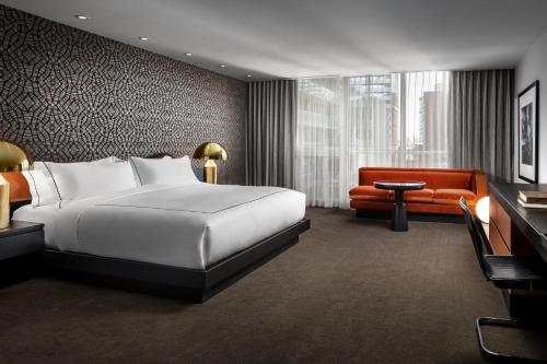 多伦多多伦多碧莎酒店的酒店客房,配有床和沙发
