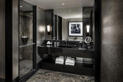 多伦多多伦多碧莎酒店的一间带水槽和镜子的浴室