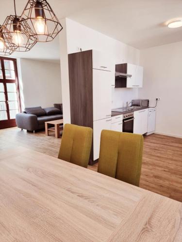 施内贝格Ferienwohnung Rio的厨房以及带桌椅的起居室。