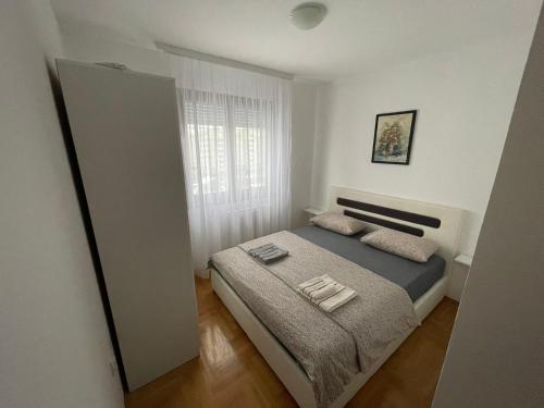 巴尼亚卢卡Apartman Lola的一间卧室配有一张床,上面有两条毛巾