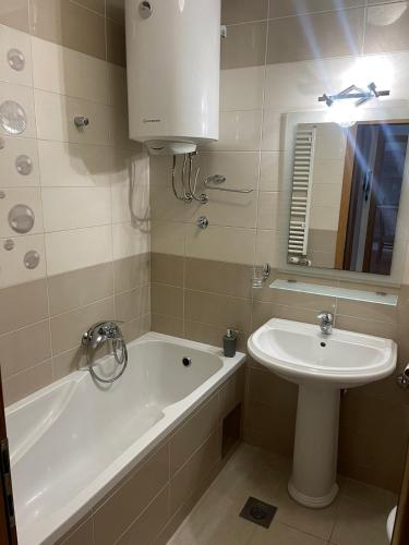 巴尼亚卢卡Apartman Lola的浴室配有盥洗盆、浴缸和盥洗盆