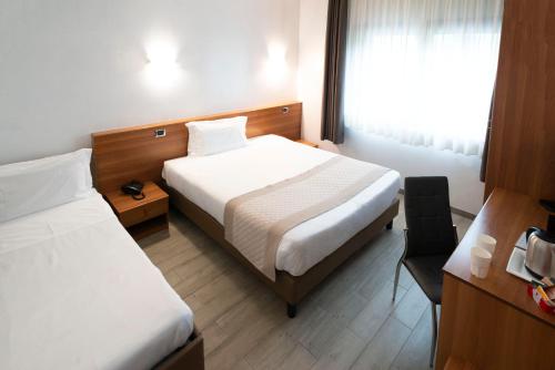 梅斯特梅斯特诺瓦酒店的酒店客房设有两张床和窗户。