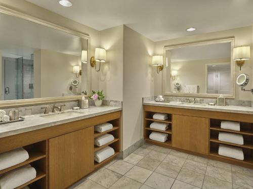 圣地亚哥洛伊斯科罗纳多湾度假酒店的一间带两个盥洗盆和大镜子的浴室