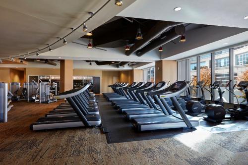 亚特兰大洛伊斯亚特兰大酒店 的健身房,设有数排跑步机和椭圆机