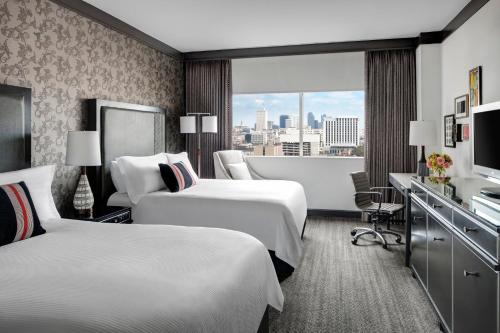 纳什维尔Loews Nashville Hotel at Vanderbilt Plaza的酒店客房设有两张床和窗户。