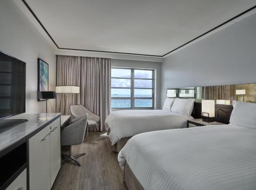 迈阿密海滩洛伊斯迈阿密海滩酒店 的酒店客房设有两张床和电视。
